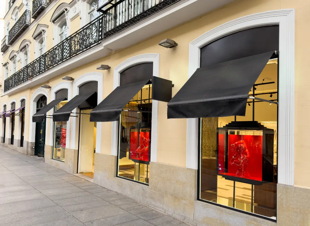 Façade vitrine de magasin en aluminium sur mesure à Luçon